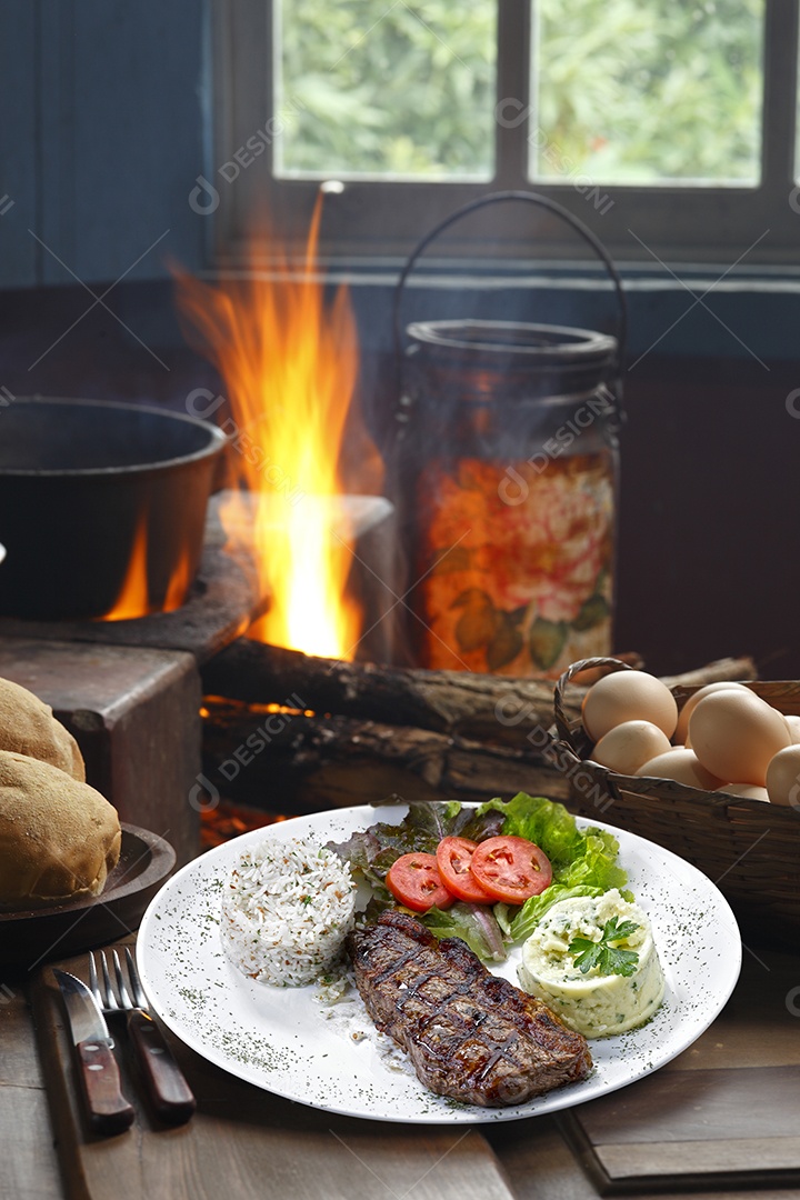 Alta gastronomia em um prato sobre fundo desfocado