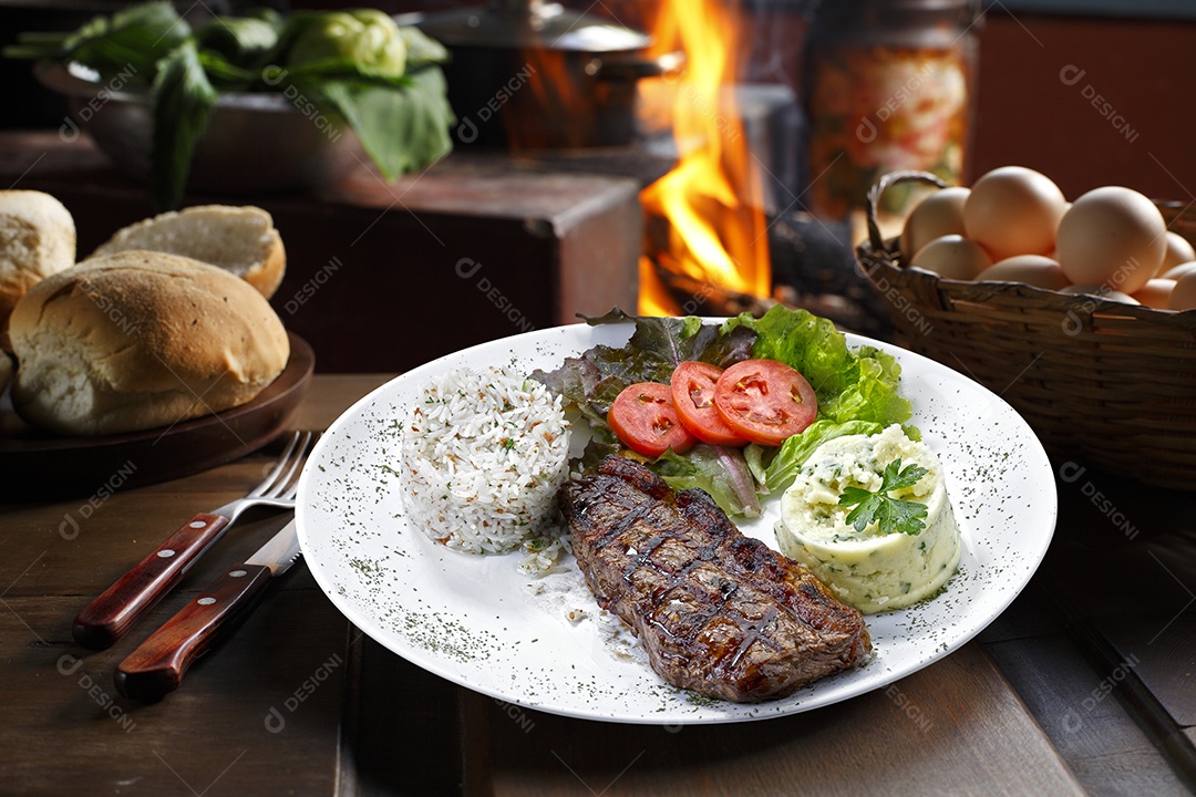 Alta gastronomia em um prato sobre fundo desfocado