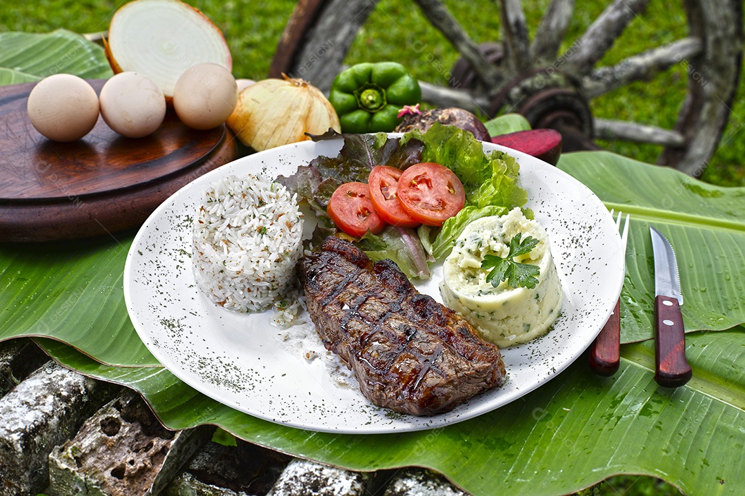 Alta gastronomia em um prato sobre fundo desfocado