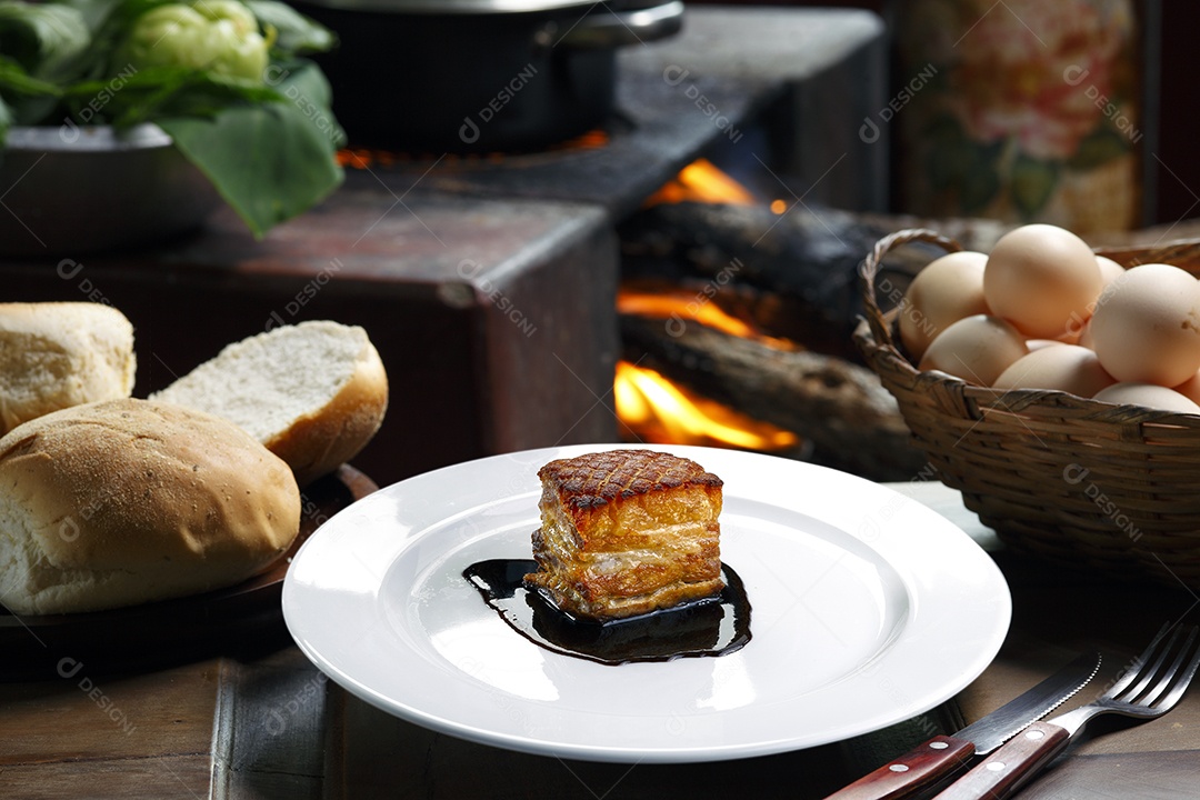 Carne de porco grelhada com batatas fritas e legumes