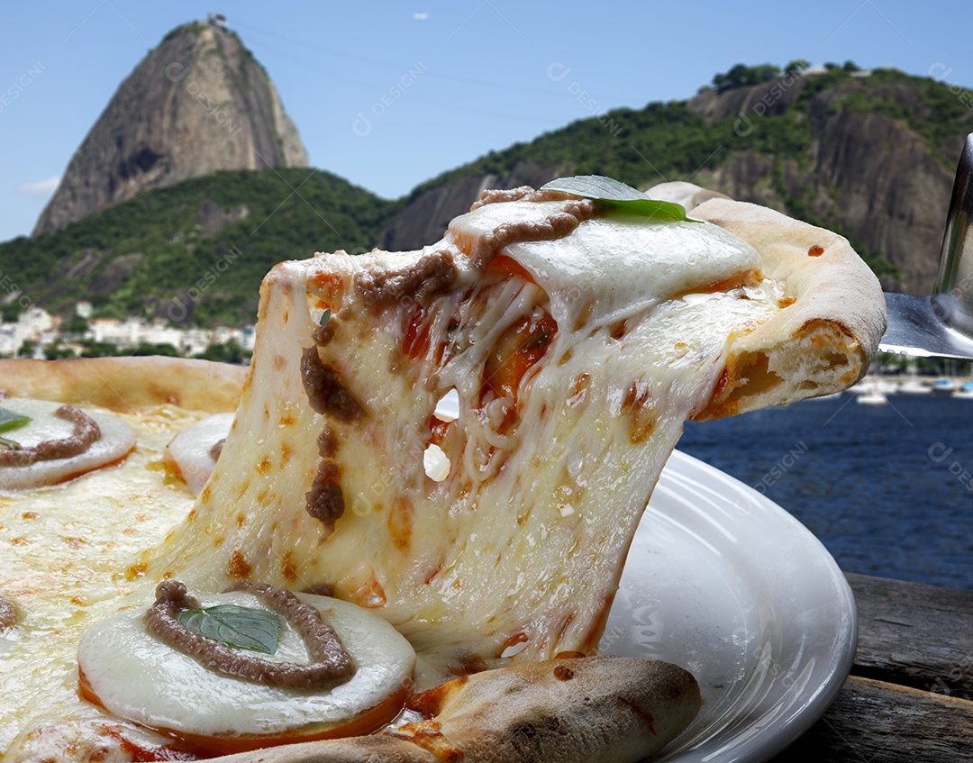Deliciosa pizza assada sobre vista de vuma praia
