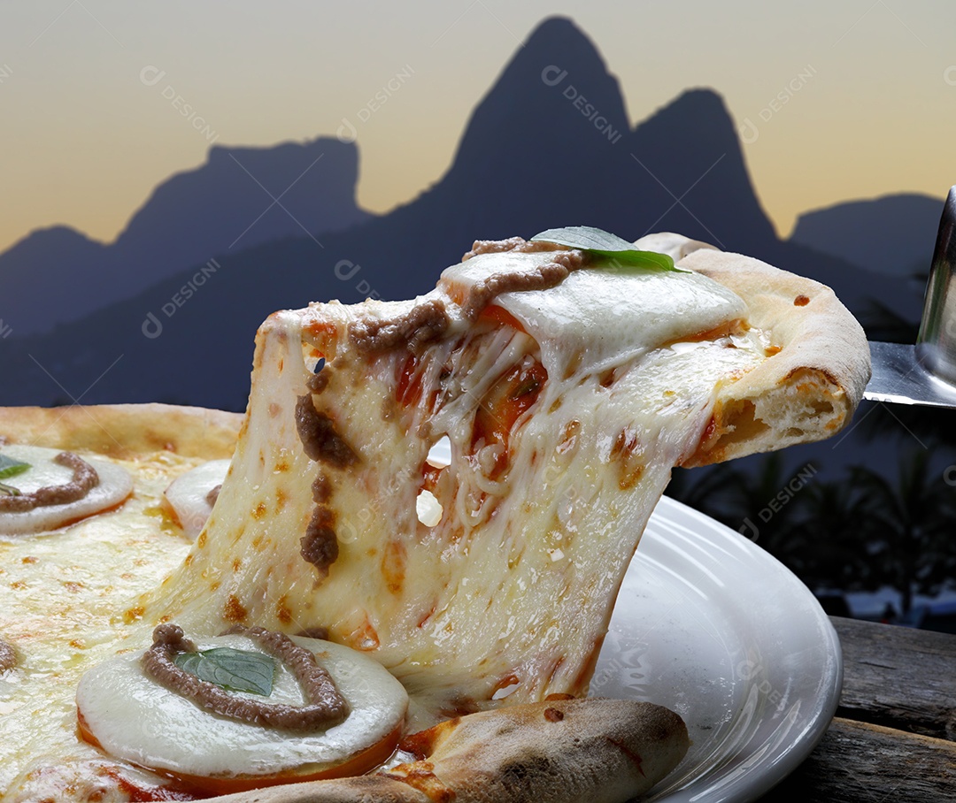 Deliciosa pizza assada sobre vista de uma praia