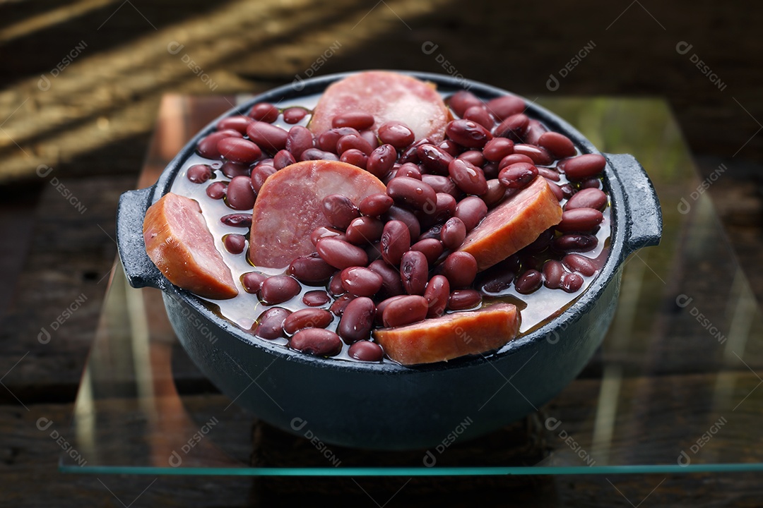 Feijoada de feijão roxo tipíca do brasil