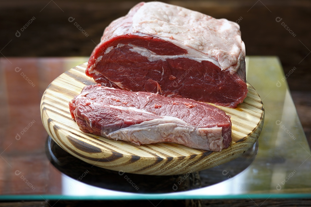 Contra bife cru em tábua de madeira