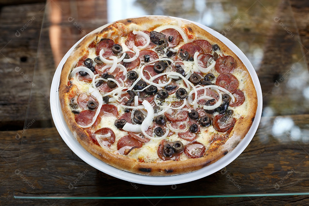 Deliciosa pizza assada sobre mesa de madeira