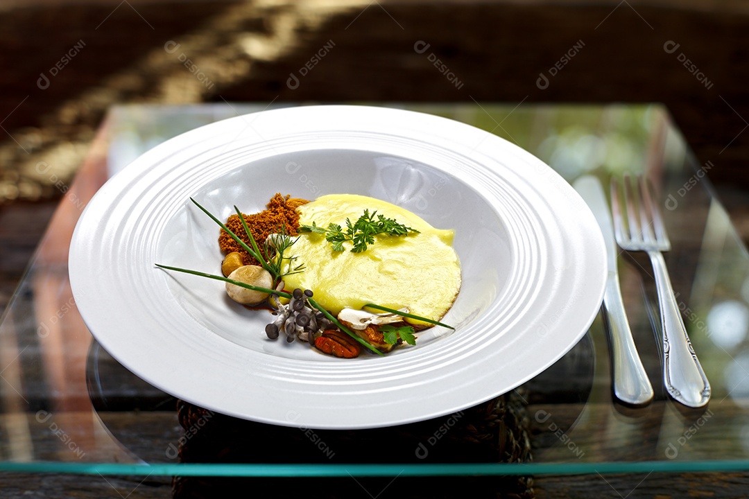 Alta gastronomia em um prato sobre fundo desfocado