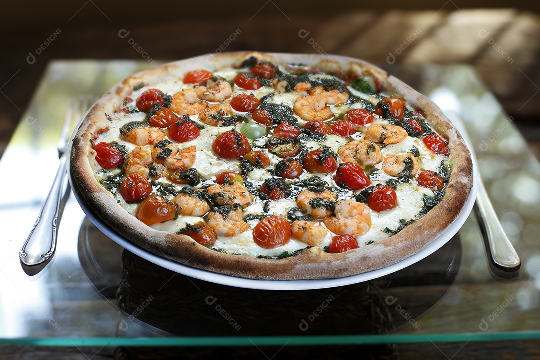 Alta gastronomia em um prato sobre fundo desfocado