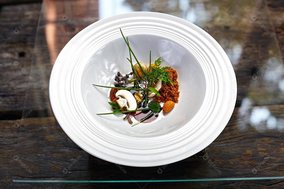 Alta gastronomia em um prato sobre fundo desfocado