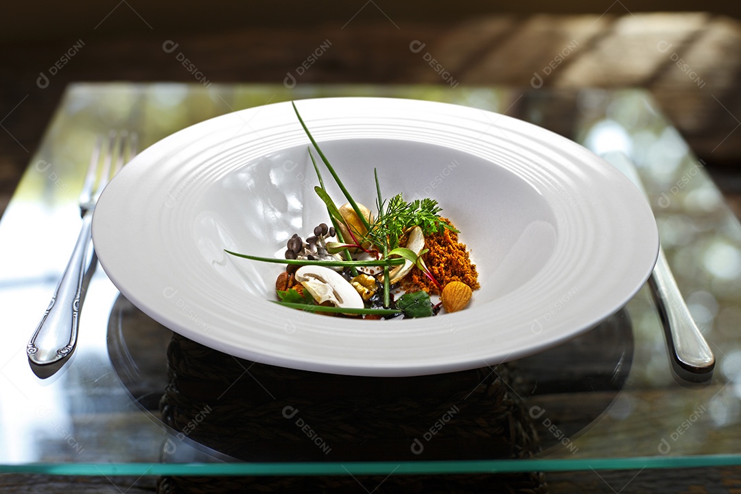 Alta gastronomia em um prato sobre fundo desfocado