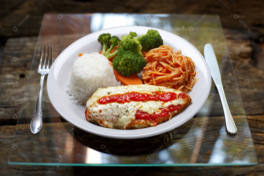 Delicioso prato tradicional de carne a parmegiana