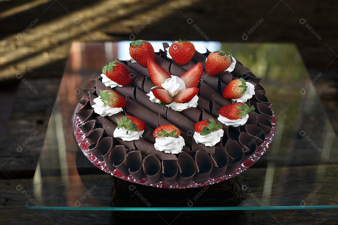 Bolo de chocolate com morangos delicioso