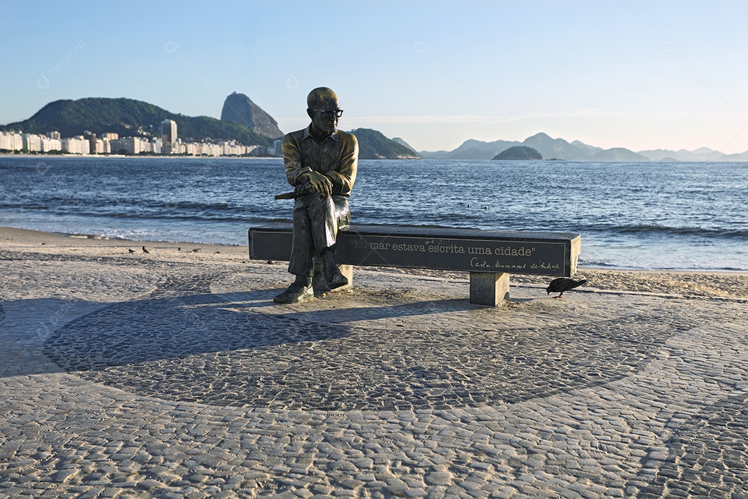 Uma estátua em um banco na praia de copacabana