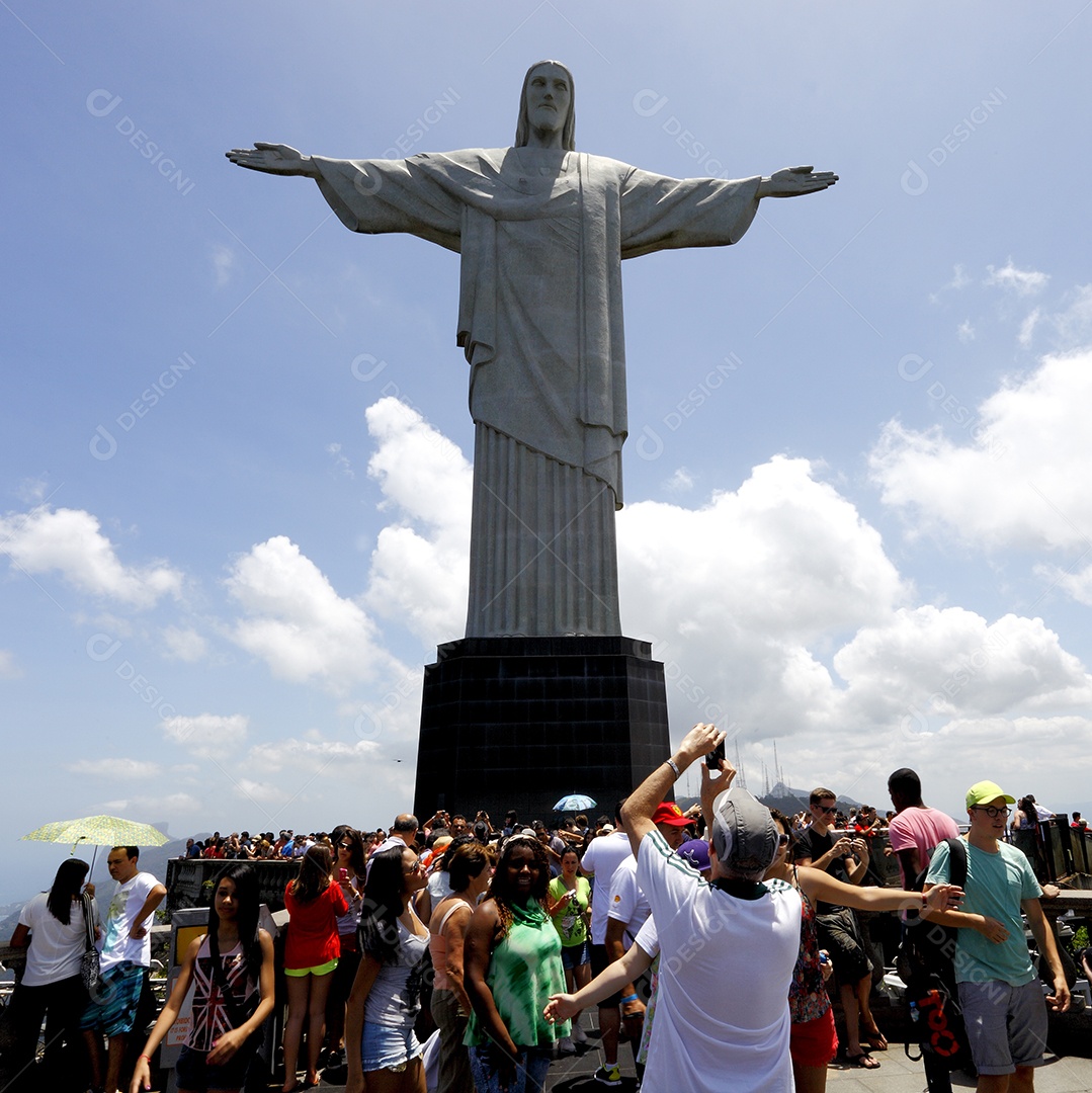 Cristo redentor com muitos turistas