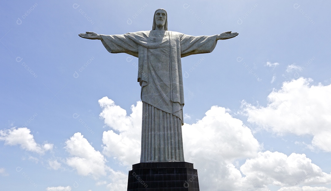 Cristo redentor contra um céu azul