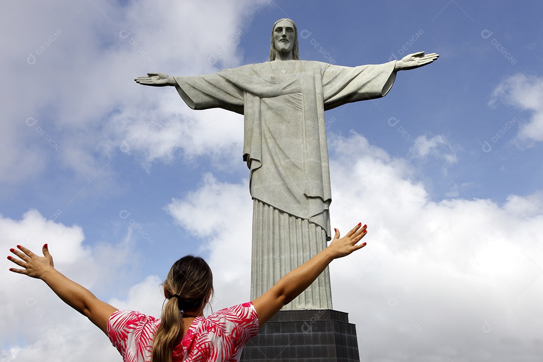 Mulher de frente para o cristo redentor