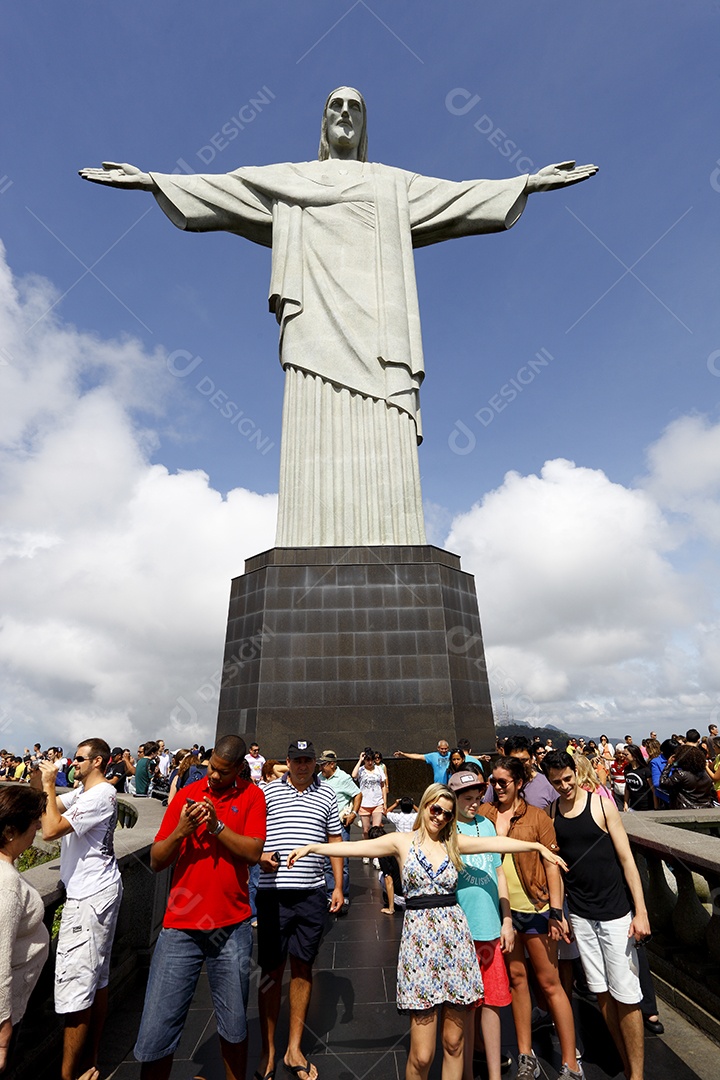 Cristo redentor com muitos turistas