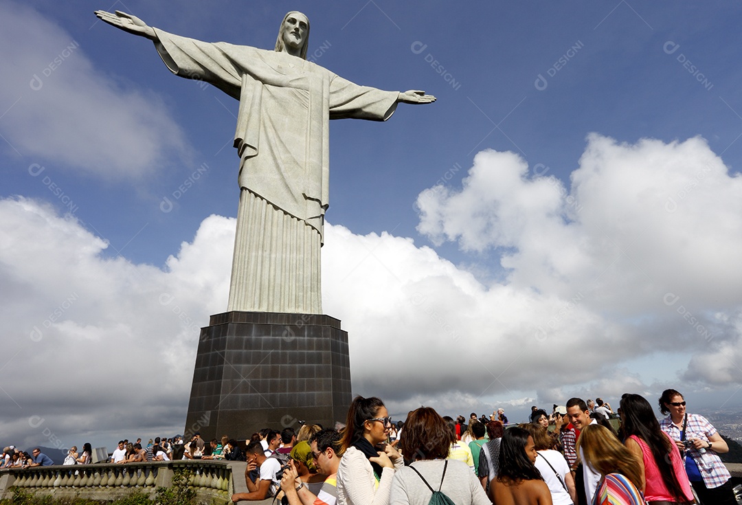 Cristo redentor com muitos turistas