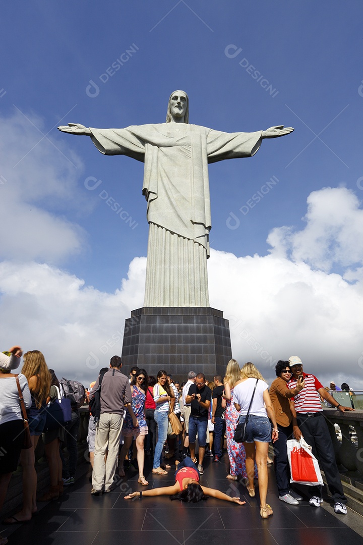 Pessoas turistando no cristo redentor