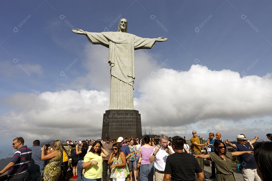 Pessoas turistando no cristo redentor