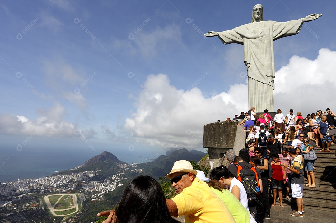Ponto turistico cristo redentor cheio de pessoas