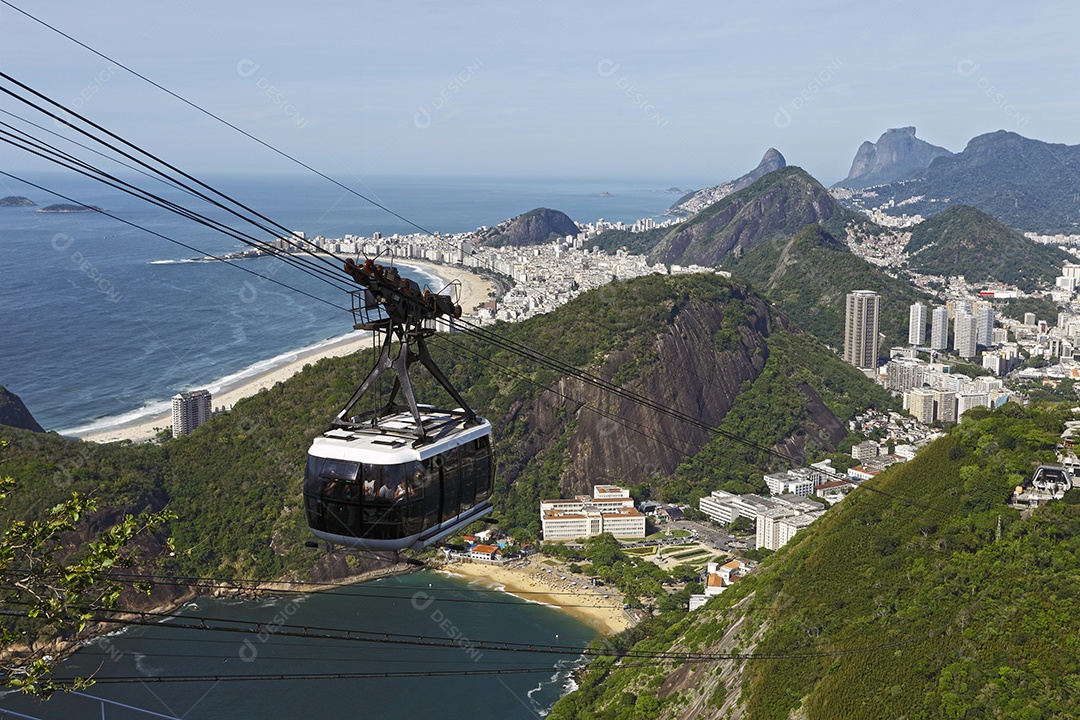 Teleferico transportando sobre morro do pão de açúcar