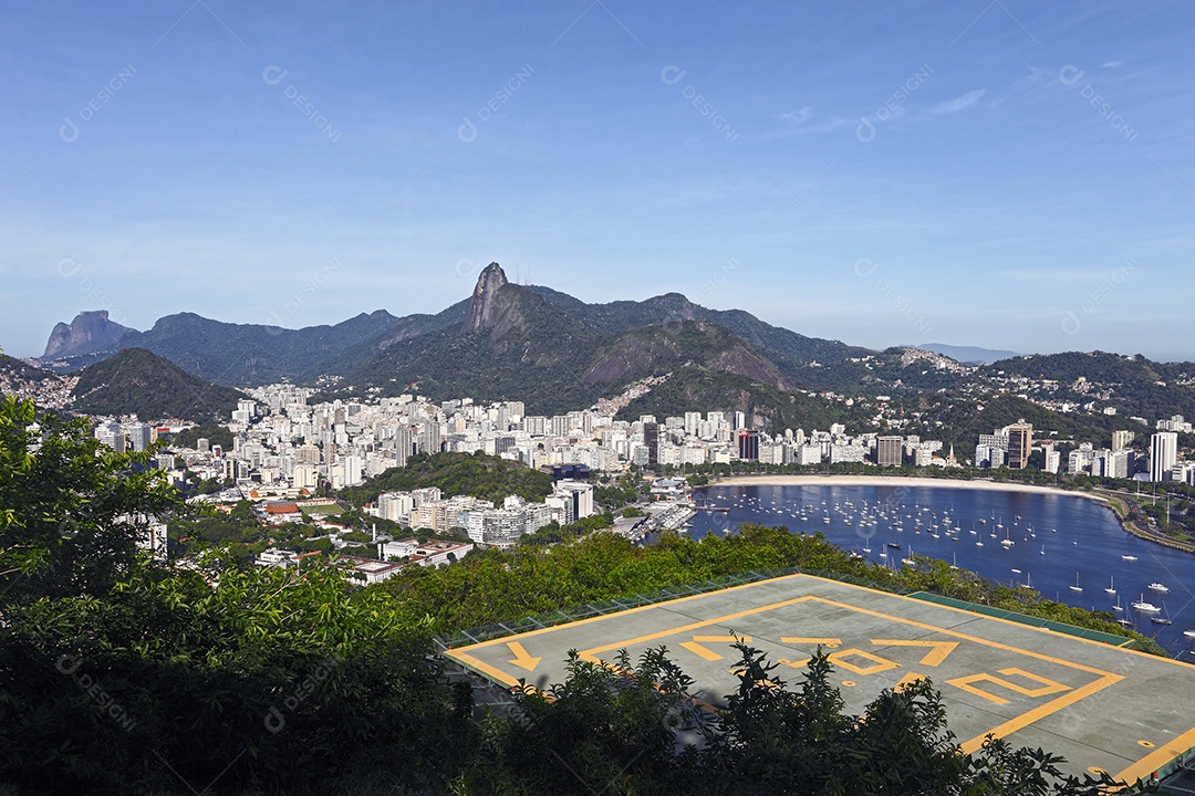 Imagem de uma mine pista de avião com fundo de cidade Rio de Janeiro