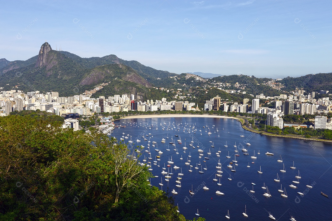 Paisagem de uma cidade com mar e vários barcos ancorados