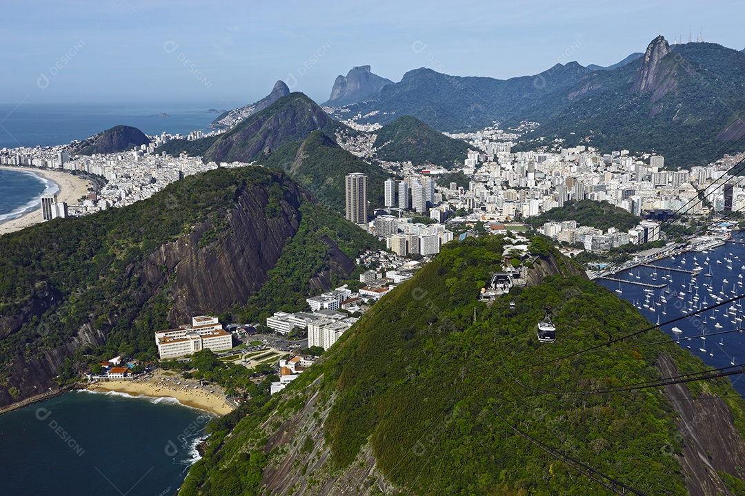 Teleferico transportando sobre morro do pão de açúcar