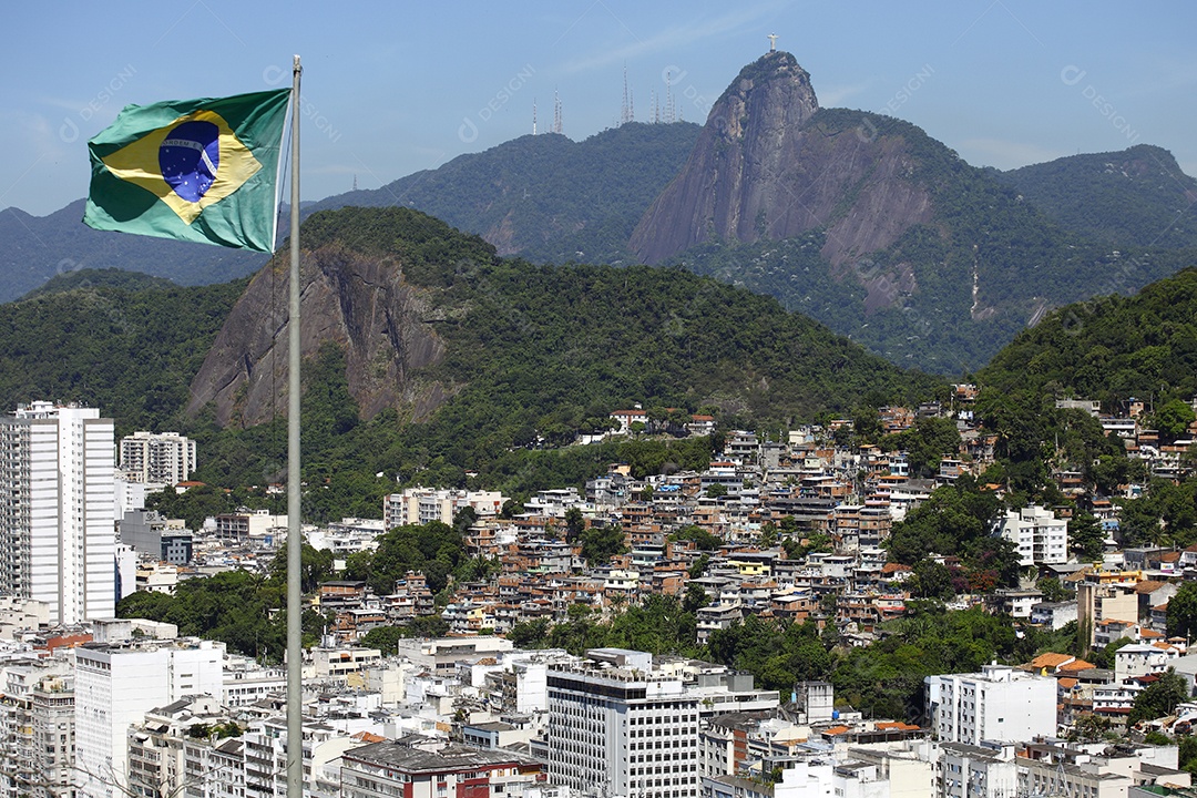 Bandeira do brasil com fundo de cidade do rio de janeiro