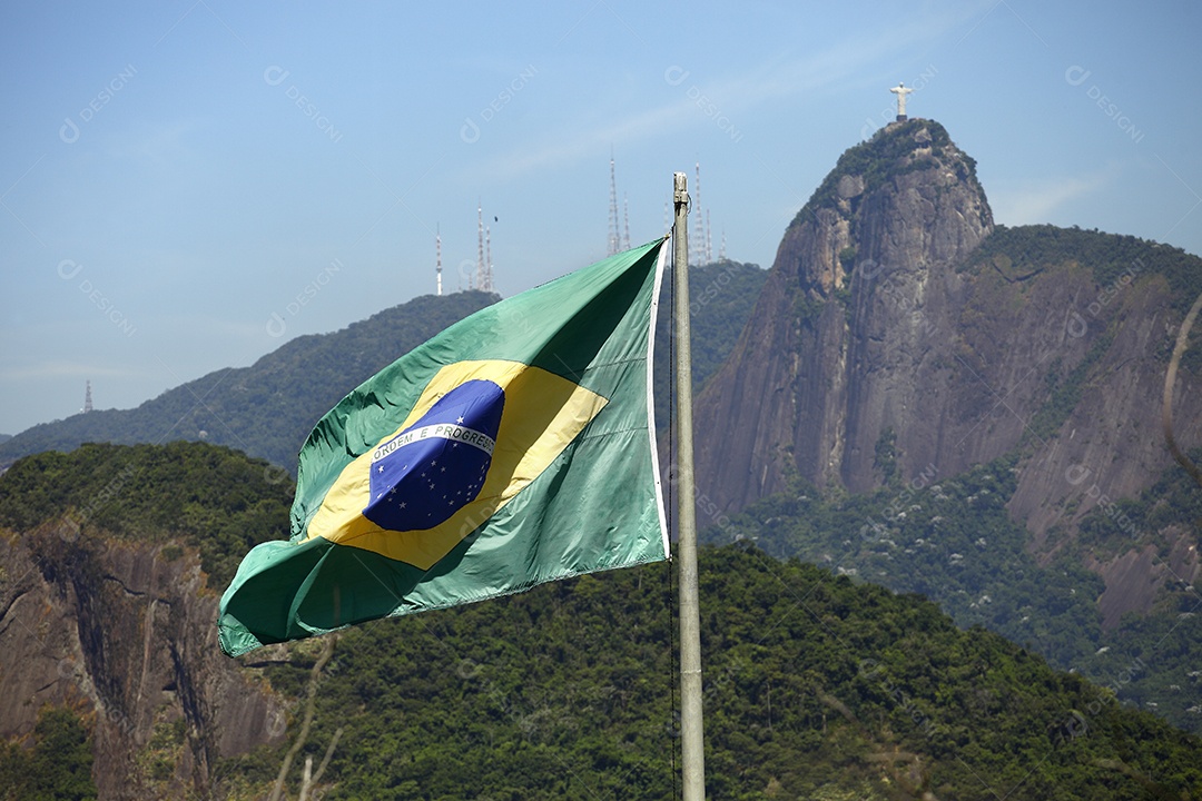 Bandeira do brasil com fundo de morro pão de açúcar