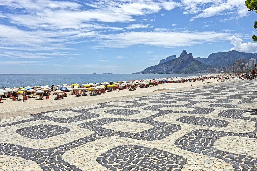 Pessoas na praia do Rio de Janeiro