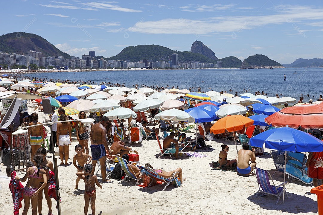Pessoas na praia do Rio de Janeiro