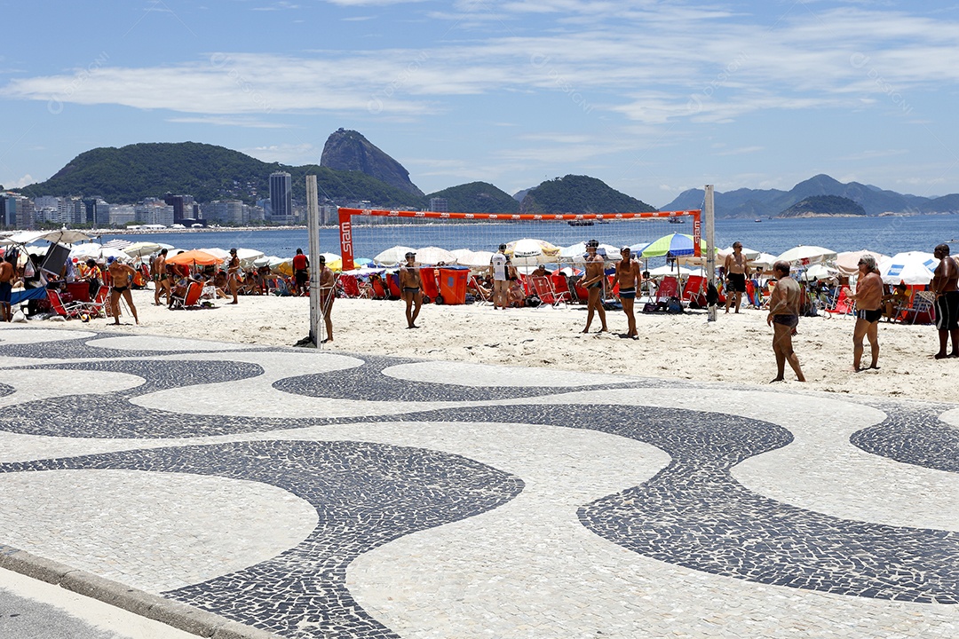 Pessoas na praia do Rio de Janeiro