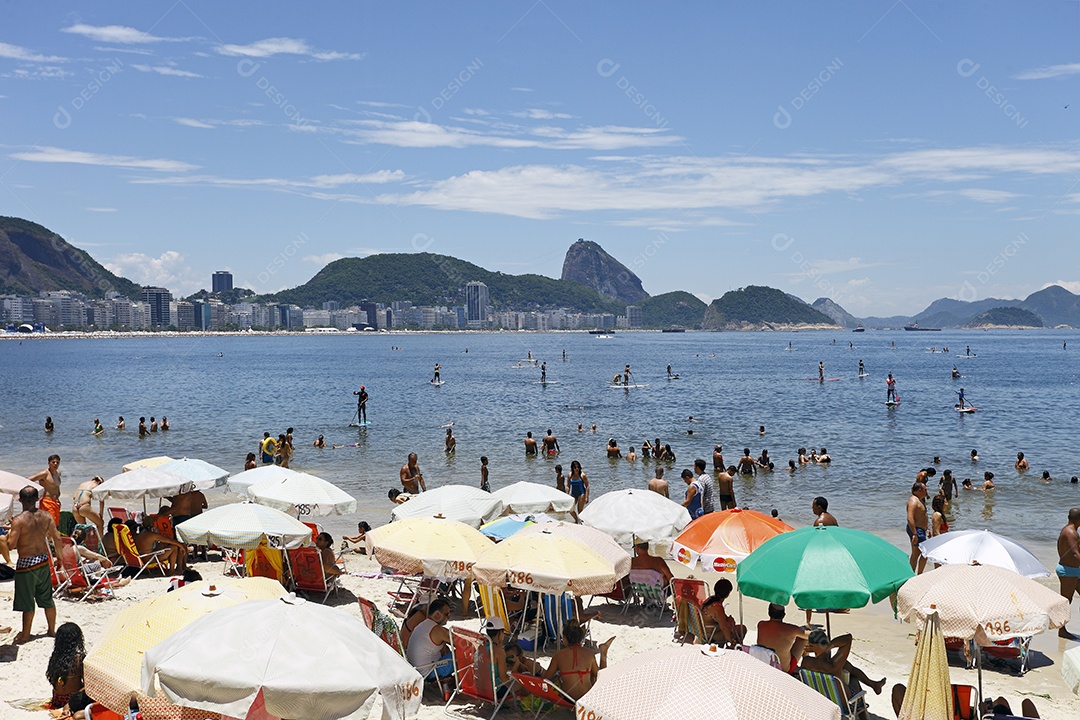 Pessoas na praia do Rio de Janeiro