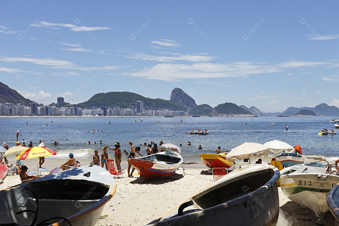 Pessoas na praia do Rio de Janeiro