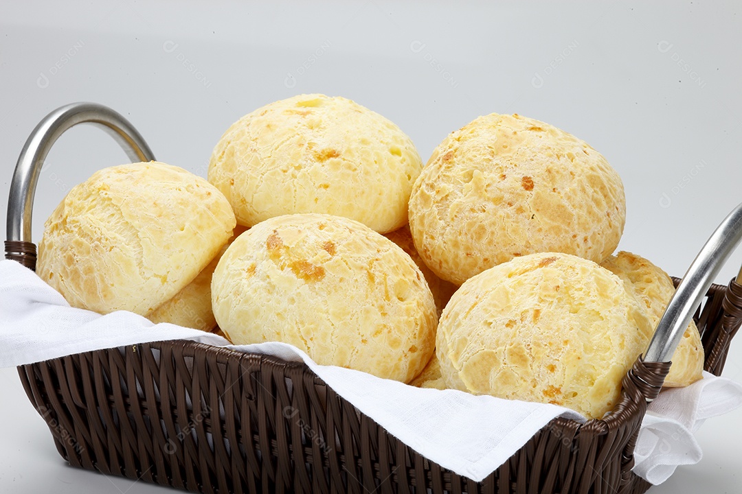 Cesta com deliciosos pães de queijo