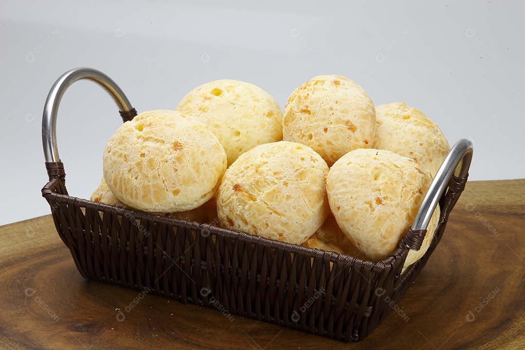 Mesa de madeira com delicioso pães de queijo