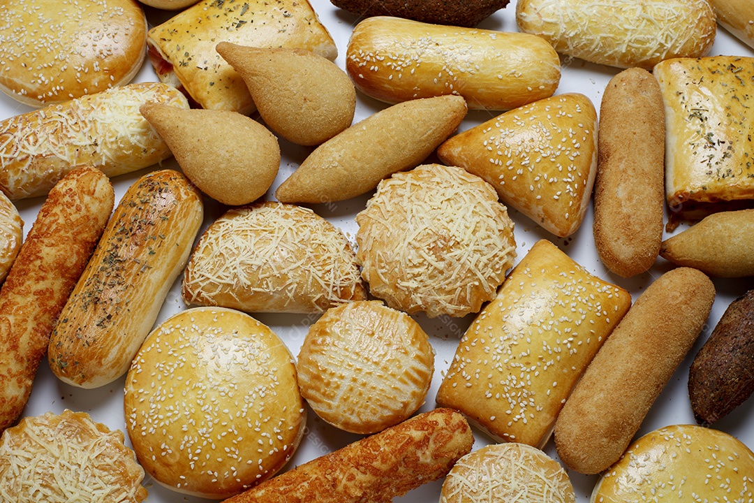 Salgados brasileiros sobre mesa de madeira