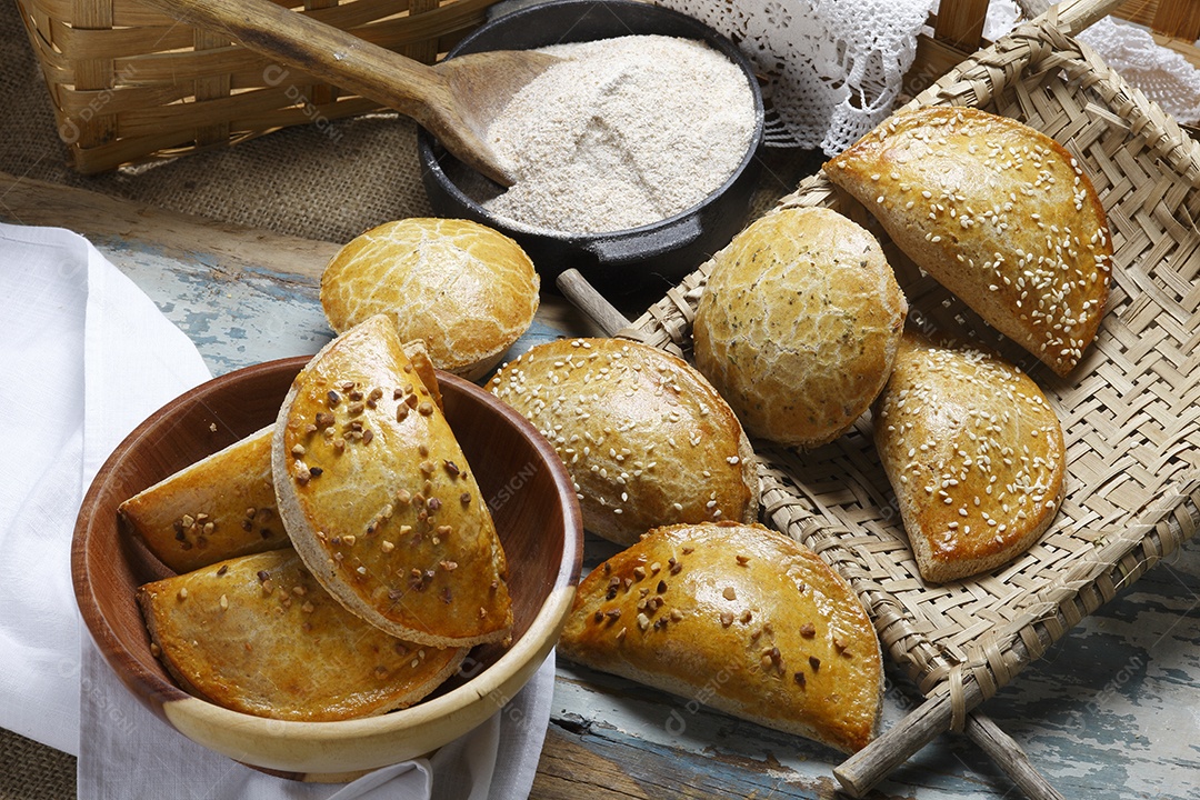 Empadinhas de frango em tijela sobre mesa de madeira