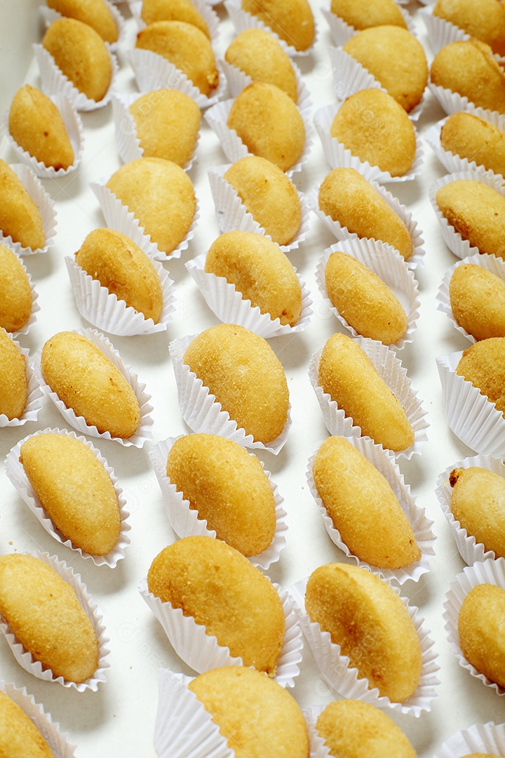 Empadinhas de frango sobre fundo branco isolado