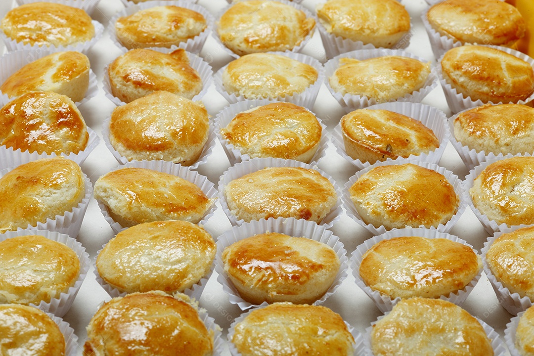 Empadinhas de frango sobre fundo branco isolado