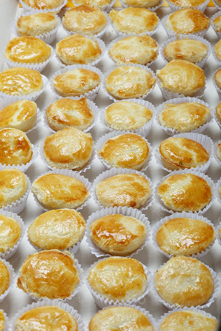 Empadinhas de frango sobre fundo branco isolado