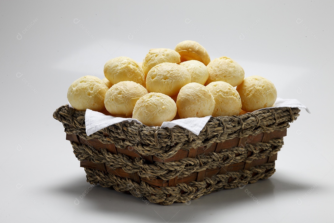 Pão de queijo em bandeija sobre fundo branco isolado