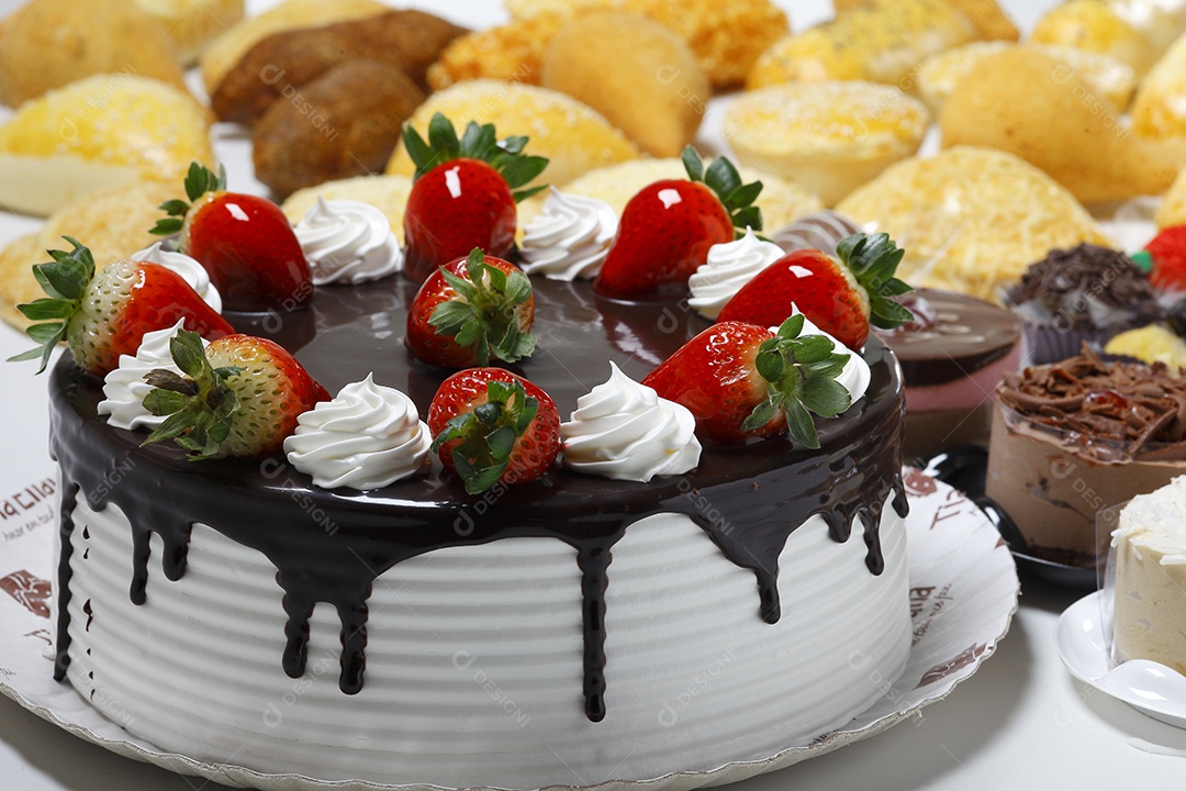 Bolo decorado com chocolate e frutas salgados