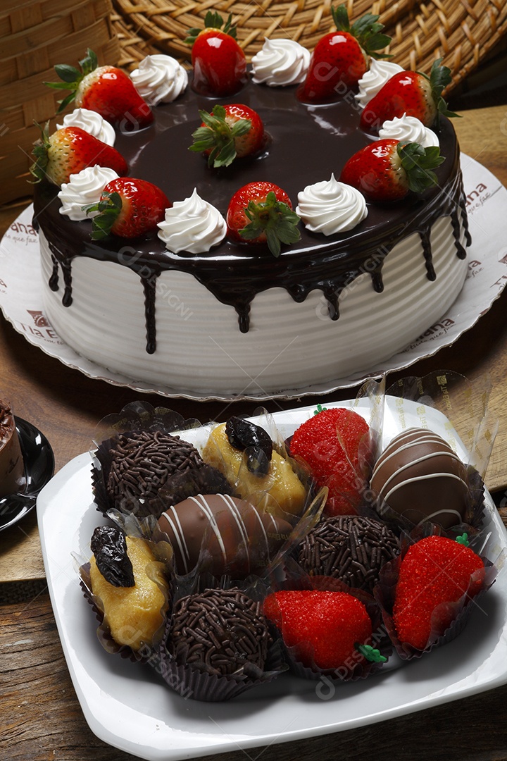 Doces de aniversário sobre fundo branco isolado