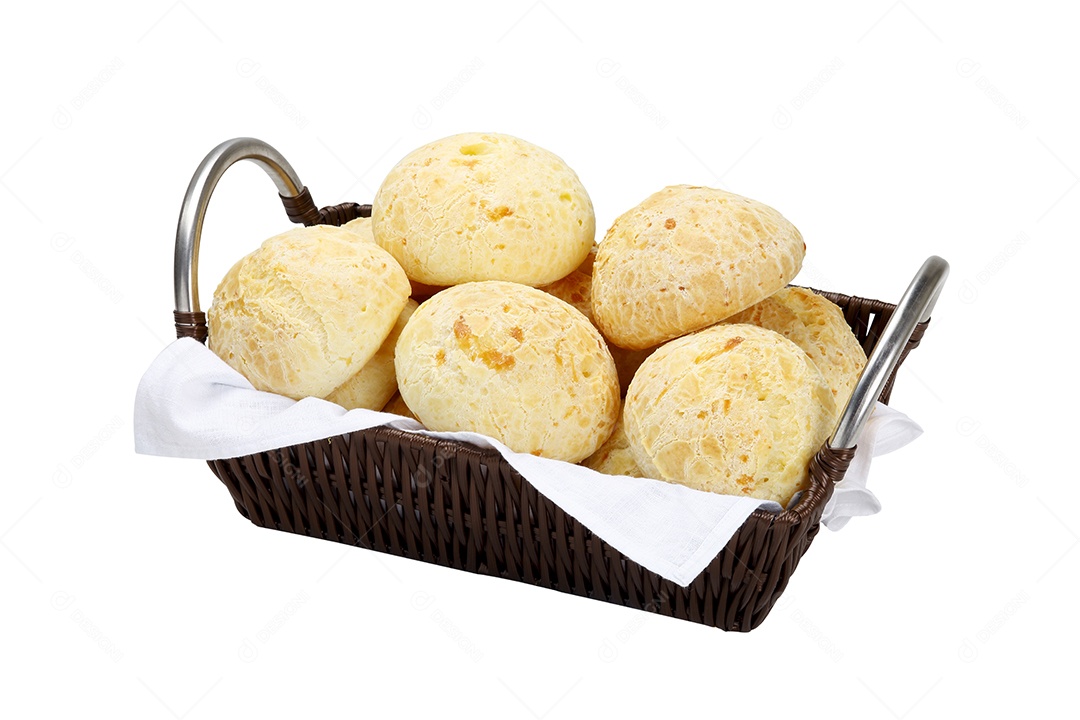 Pão de queijo em bandeija sobre fundo branco isolado