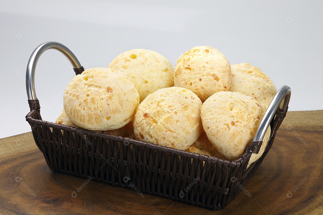 Pão de queijo em bandeija sobre fundo branco isolado