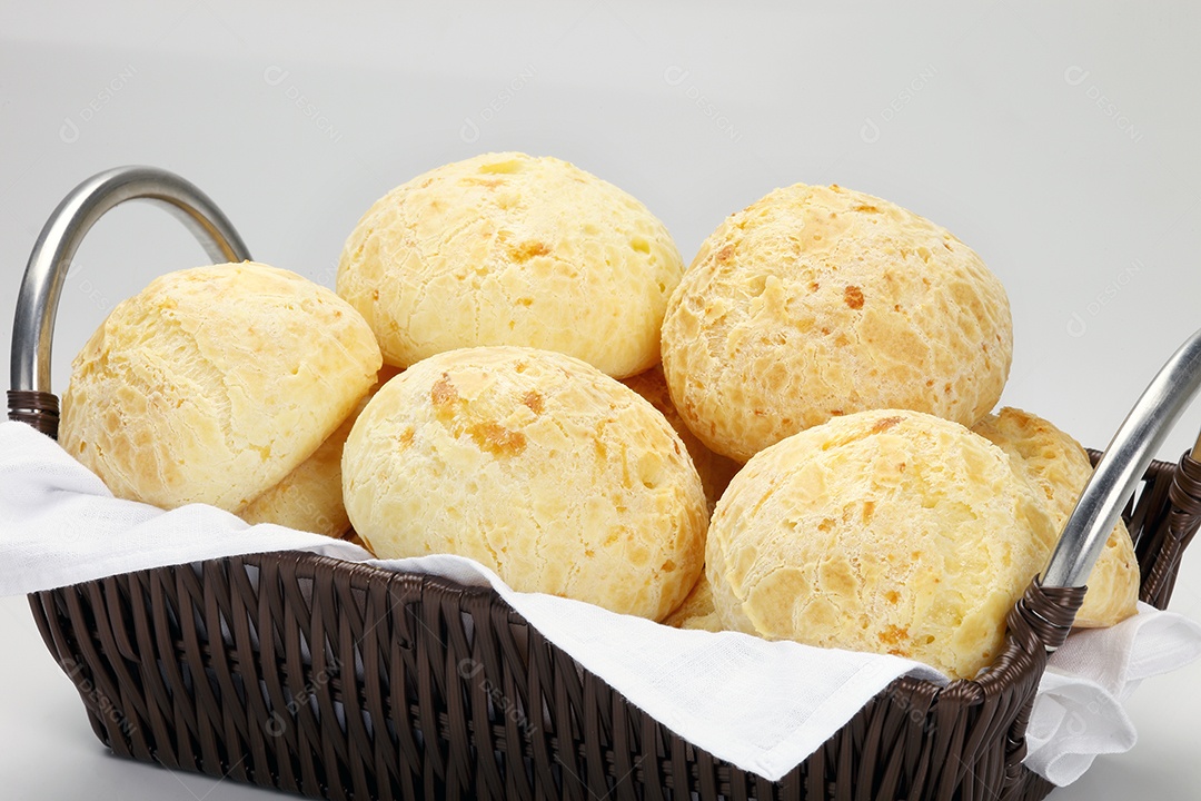 Pão de queijo em bandeija sobre fundo branco isolado