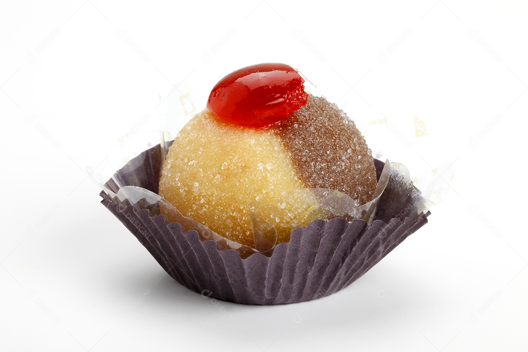 Mel de aniversário feito de caju sobre fundo branco isolado