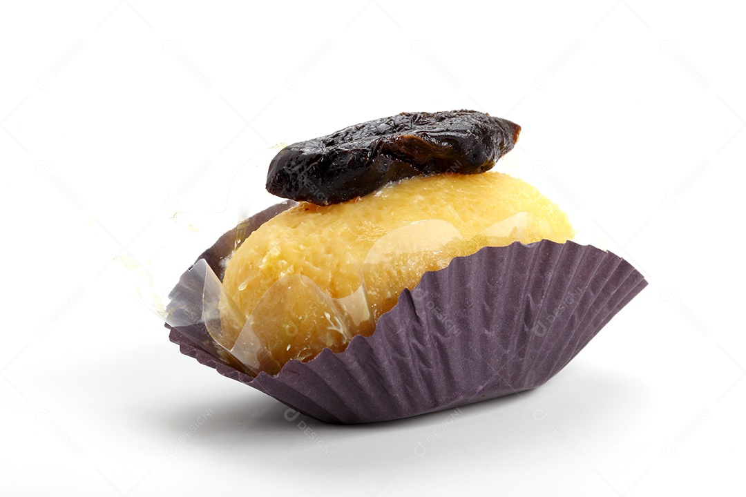 Mel de aniversário feito de caju sobre fundo branco isolado